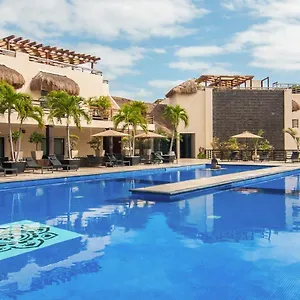 beachfront-complex-relaxing-zen-vibe-pool-and-gym.quintano-roohotels.com/